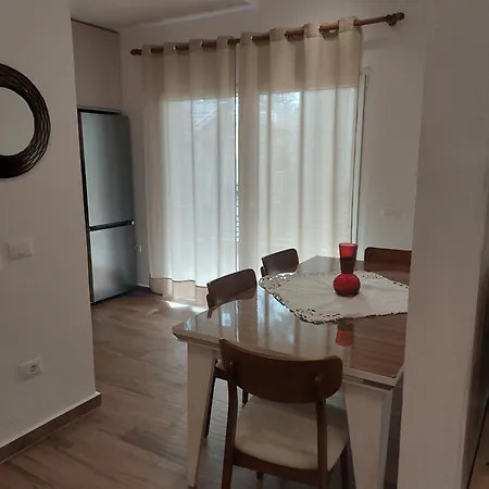 Chronos Golem, Casa vacanze Durrës