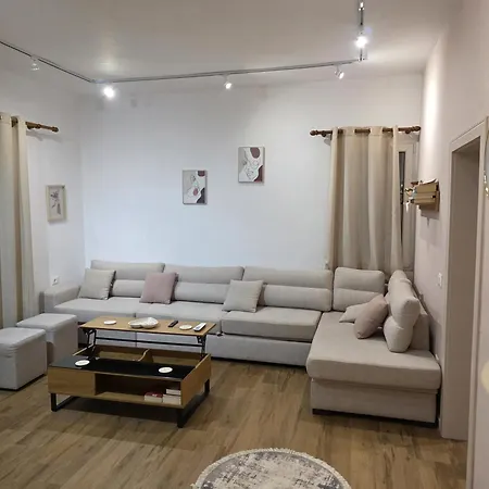 Chronos Golem, Hébergement de vacances *